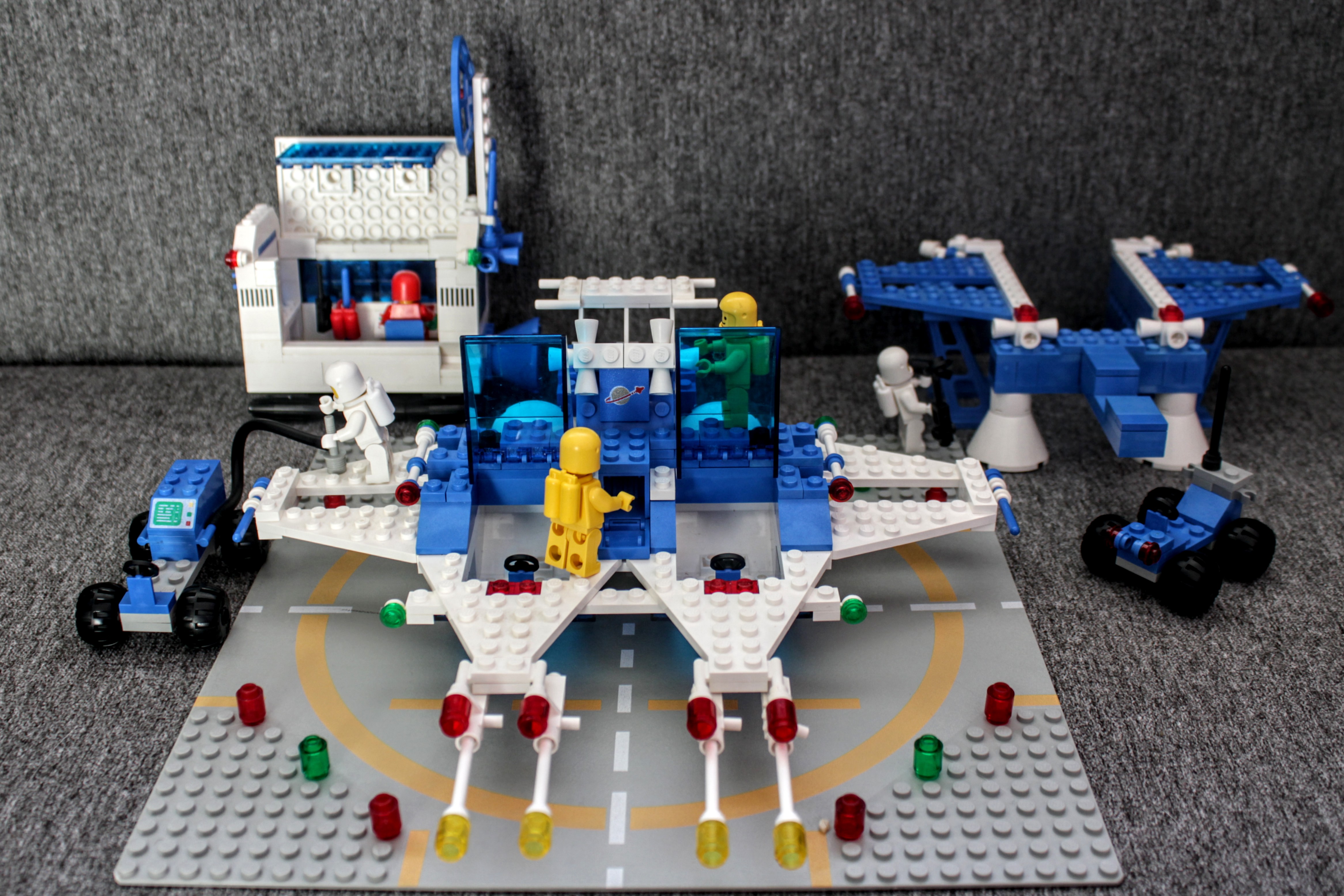 Interplanetarisches Raumschiff mit abkoppelbarem Raumlaboratorium, Rendezvous-Antenne, Flüssigsauerstoff-Tankfahrzeug, Radarwagen und Astronauten