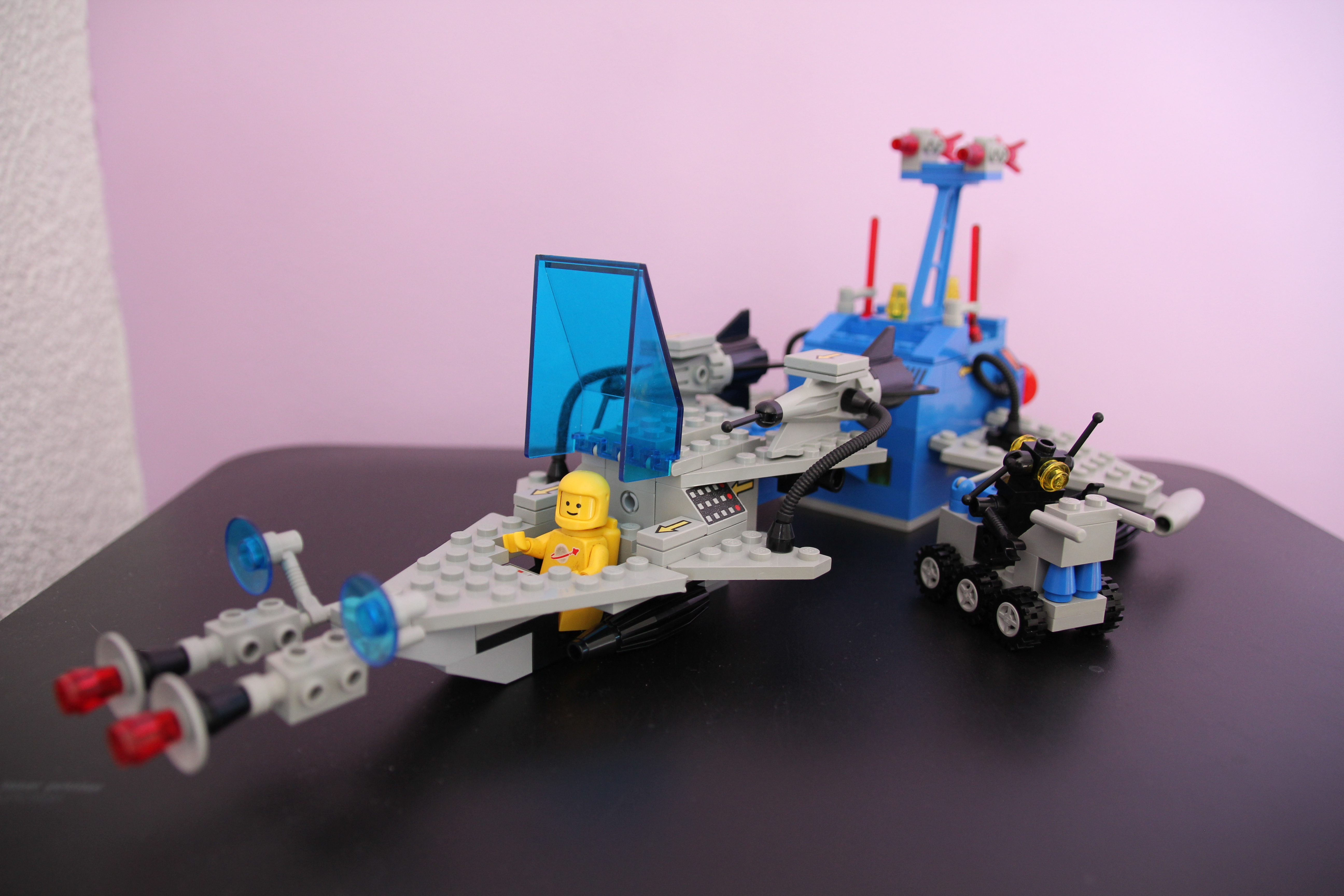 Zweistufen-Space-Cruiser mit Laboratorium, Laser-Sensoren, Astronauten, Labor-Fahrzeug und Lab-Roboter "Zip"